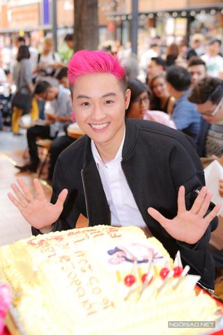 Thanh Duy Idol tươi rói khi có mẹ và em trai dự họp báo