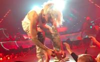 Đang biểu diễn, Justin Bieber  chôm  chun buộc tóc của fan nữ  như đúng rồi 