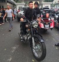 MC Anh Tuấn chạy xe motor diễu hành theo ý nguyện của vợ Trần Lập