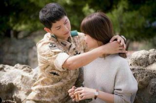Song Joong Ki buộc tóc hộ Song Hye Kyo ở hậu trường