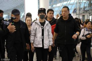 Fan nữ khóc nức nở vì gặp gỡ Dịch Dương Thiên Tỉ (TFBOYS)