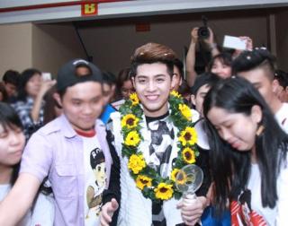 Fan quây kín Noo Phước Thịnh sau đăng quang