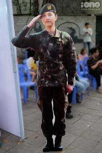 Fan tíu tít selfie với  quân nhân  Song Joong Ki tại lễ hội Kpop Lovers