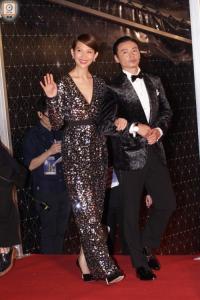 Nam diễn viên  Diệp vấn 3  Trương Tấn cùng vợ tay trong tay trên thảm đỏ giải Kim Tượng lần 35