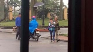 Nữ sinh bị nam thanh niên tưới xăng, dọa thiêu ngay tại trường