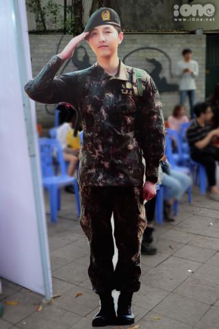 Fan tíu tít selfie với  quân nhân  Song Joong Ki tại lễ hội Kpop Lovers