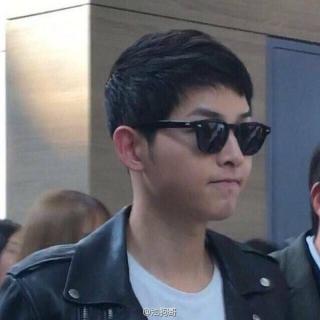 Song Joong Ki bị fan vây kín, sánh đôi bên Song Hye Kyo tại sân bay