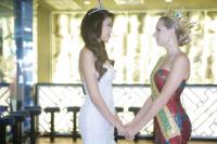 Lan Khuê chưa nhận lời tham gia Hoa hậu Hòa bình Quốc tế dù được Chủ tịch cuộc thi mời
