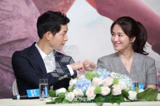 Song Hye Kyo - Song Joong Ki cười  tít mắt , tình tứ tại họp báo Hồng Kông