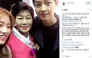 Song Joong Ki về quê dự đám cưới bạn thân, lộ ảnh mặc váy hồi nhỏ