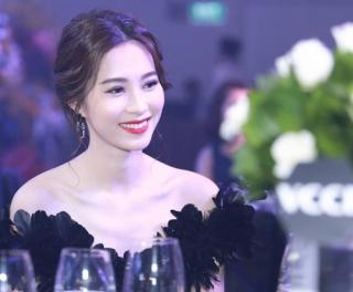 Ngất ngây vì 10 lần để vai trần của hoa hậu Thu Thảo