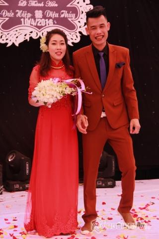 Hiệp Gà ôm vợ và bật khóc trong hôn lễ