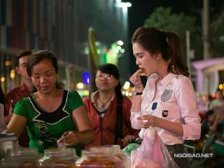 Ngọc Trinh hồn nhiên ăn vặt bên lề đường