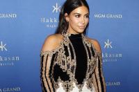 Kim Kardashian “bó mình” trong chiếc váy ôm sát xuyên thấu
