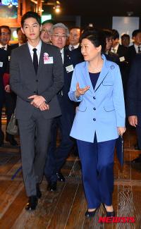 Song Joong Ki trở thành đại sứ danh dự, vinh dự bắt tay tổng thống Hàn trong sự kiện