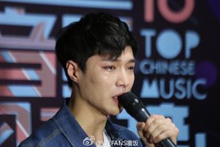 Khóc vì nhận được giải thưởng, Lay (EXO) lại bị trở thành tâm điểm chỉ trích của netizen Hàn