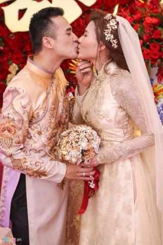 Lương Thế Thành - Thúy Diễm hôn nhau ngọt ngào