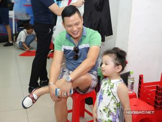 Con gái Jennifer Phạm quậy trong cánh gà