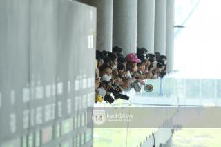 Từ Thái Lan: Hứa Ngụy Châu đáng yêu đứng lại để chào và cho fan chụp ảnh tại sân bay
