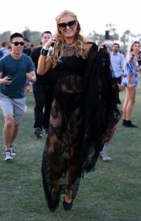 Quý cô Paris Hilton diện váy xuyên thấu vô tư chạy nhảy tung tăng