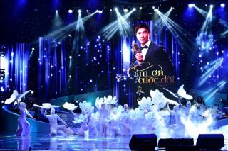 Mạnh Quỳnh xúc động hát về vợ trong live show