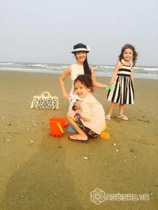 Mẹ con Hồng Nhung vui đùa trên bãi biển Sầm Sơn
