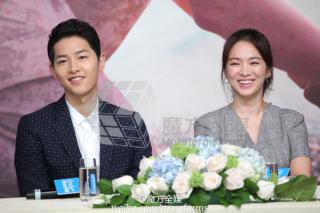 Đoàn làm phim  Hậu duệ mặt trời  nói gì về mối quan hệ giữa Song Joong Ki và Song Hye Kyo?