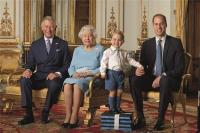 Hoàng tử nhí chụp ảnh mừng sinh nhật lần thứ 90 của Nữ hoàng Anh