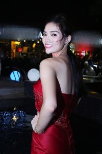HH Kỳ Duyên khoe vai trần sexy tại Nha Trang