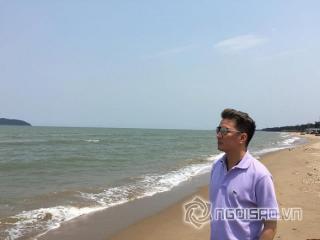 Đàm Vĩnh Hưng diện  cây tím  lang thang trên bãi biển