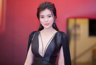 Cao Thái Hà quyến rũ  chết người  với váy đen quyền lực