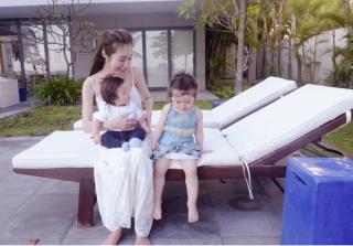 Cadie Mộc Trà hôn má em trai ngọt ngào