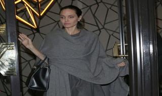 Angelina Jolie lộ thân hình "que củi", gương mặt hốc hác