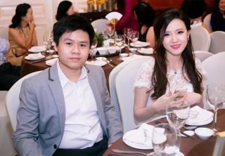 Phan Thành bất ngờ đăng ảnh nắm tay, đeo nhẫn đính hôn với Midu