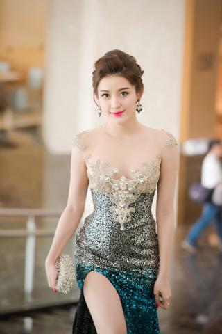Á hậu Huyền My khoe đường cong với váy 230 triệu