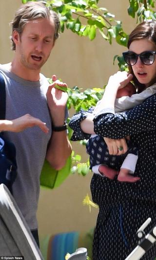  Yêu nữ hàng hiệu  Anne Hathaway lần đầu xuất hiện cùng con trai mới sinh