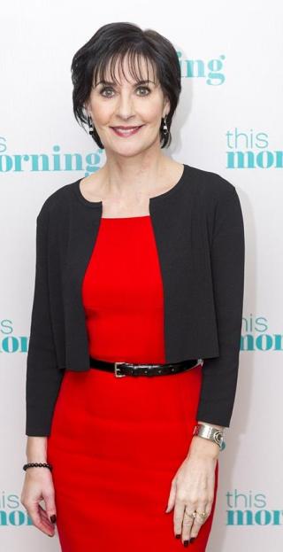 Chân dung nữ ca sĩ giàu có nhất nước Anh