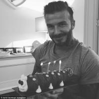 David Beckham hạnh phúc được 4 con yêu tặng bánh sinh nhật tuổi 41