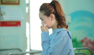 Minh Hằng bật khóc khi đi thăm trẻ mồ côi