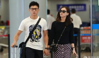Vợ chồng Ngô Kỳ Long và Lưu Thi Thi tay trong tay ở sân bay
