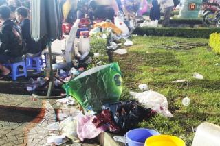 Hình ảnh những bãi rác tại các khu du lịch sau kì nghỉ lễ khiến nhiều người giật mình