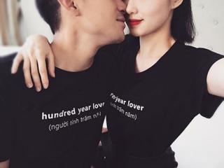 Vợ chồng hot girl Tâm Tít mặc áo đôi, hôn nhau ngọt ngào