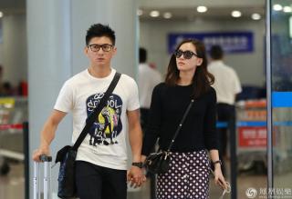 Vợ chồng Ngô Kỳ Long tay đan tay ở sân bay
