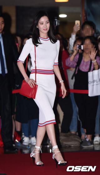 Seohyun (SNSD) khoe đường cong nuột nà, Go Ah Ra lộ cằm ngấn mỡ trong sự kiện