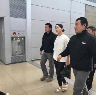 Song Joong Ki ở sân bay Thái Lan: Sức nóng của mỹ nam hàng đầu Hàn Quốc sau "Hậu duệ mặt trời"