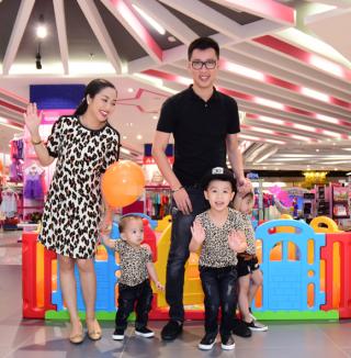 Vợ chồng Ốc Thanh Vân tay trong tay đưa 3 con đi chơi,