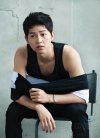 Song Joong Ki  gây sốt  khi cởi áo trên tạp chí