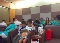 Tiếp viên VNA ngủ gục ở phòng chờ thương gia tại Nhật: Chọn an toàn hay chọn sự đẹp mắt?