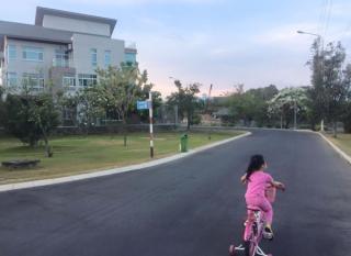 Con gái Công Vinh mê phim hoạt hình, bỏ xe đạp giữa đường