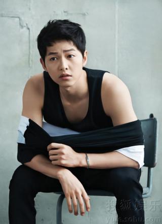 Song Joong Ki  gây sốt  khi cởi áo trên tạp chí